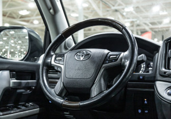Подержанный автомобиль Toyota Land Cruiser Suv 2018 года (15 фото)