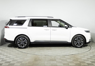 Подержанный автомобиль Kia Carnival 2021 года (4 фото)