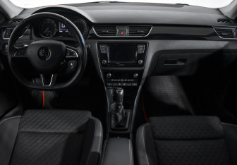 Подержанный автомобиль Skoda Rapid Liftback 2018 года (15 фото)