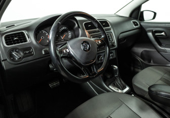 Подержанный автомобиль Volkswagen Polo Sedan 2017 года (11 фото)