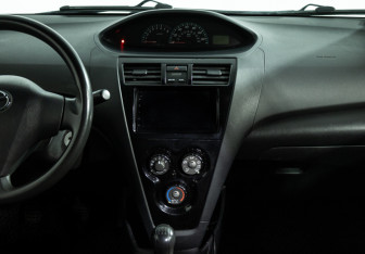 Подержанный автомобиль Toyota Yaris Sedan 2008 года (14 фото)