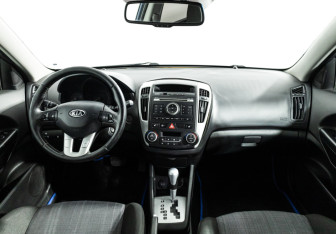 Подержанный автомобиль Kia Ceed Hatchback 2011 года (13 фото)