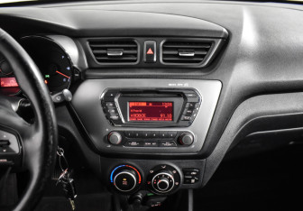 Подержанный автомобиль Kia Rio Sedan 2015 года (15 фото)