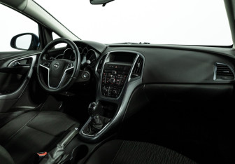 Подержанный автомобиль Opel Astra Wagon 2013 года (9 фото)