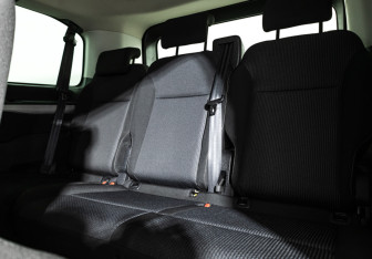 Подержанный автомобиль Peugeot Traveller 2018 года (17 фото)