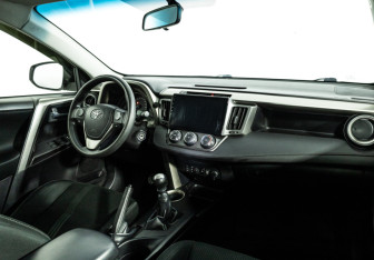 Подержанный автомобиль Toyota RAV4 2014 года (9 фото)