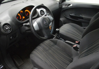 Подержанный автомобиль Opel Corsa 2010 года (9 фото)