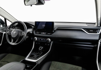 Подержанный автомобиль Toyota RAV4 2023 года (12 фото)