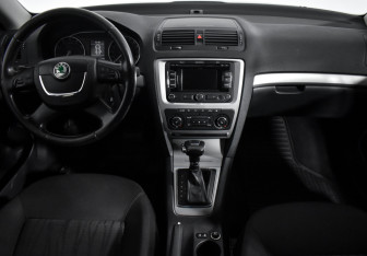 Подержанный автомобиль Skoda Octavia Liftback 2012 года (14 фото)