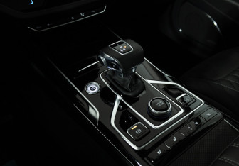 Подержанный автомобиль Hongqi HS5 2024 года (19 фото)