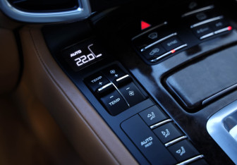 Подержанный автомобиль Porsche Cayenne 2015 года (13 фото)