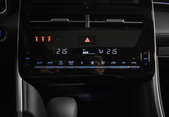 Подержанный автомобиль Toyota Avalon 2022 года (16 фото)