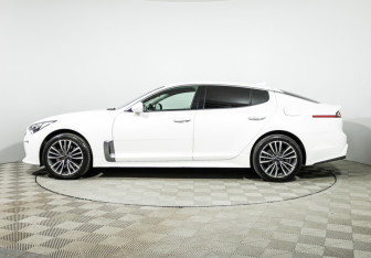 Подержанный автомобиль Kia Stinger 2018 года (8 фото)