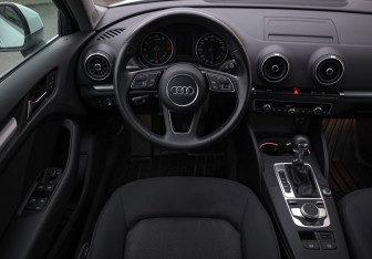 Подержанный автомобиль Audi A3 Hatchback 2017 года (11 фото)