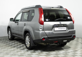Подержанный автомобиль Nissan X-Trail 2013 года (7 фото)