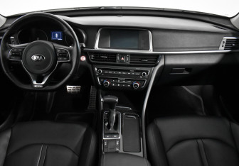 Подержанный автомобиль Kia K5 2017 года (16 фото)