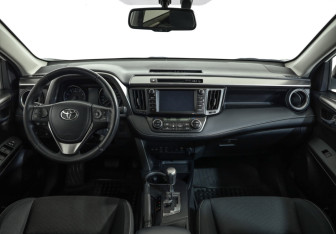 Подержанный автомобиль Toyota RAV4 2017 года (10 фото)