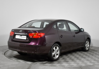 Подержанный автомобиль Hyundai Elantra Sedan 2011 года (5 фото)