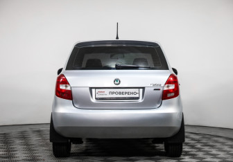 Подержанный автомобиль Skoda Fabia Hatchback 2011 года (6 фото)