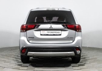 Подержанный автомобиль Mitsubishi Outlander 2017 года (6 фото)
