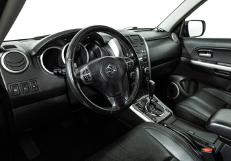 Подержанный автомобиль Suzuki Grand Vitara 2010 года (11 фото)