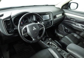 Подержанный автомобиль Mitsubishi Outlander 2012 года (11 фото)