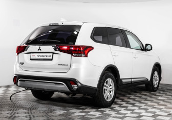 Подержанный автомобиль Mitsubishi Outlander 2018 года (5 фото)