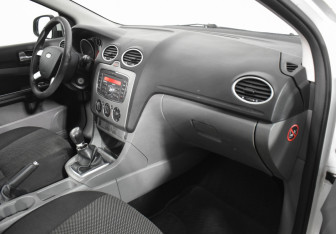 Подержанный автомобиль Ford Focus Sedan 2011 года (12 фото)