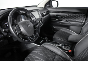 Подержанный автомобиль Mitsubishi Outlander 2022 года (9 фото)
