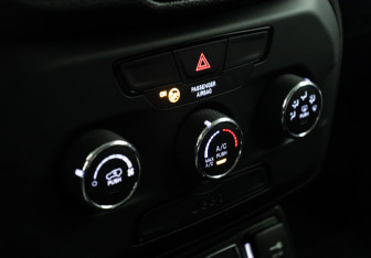 Подержанный автомобиль Jeep Renegade 2018 года (15 фото)