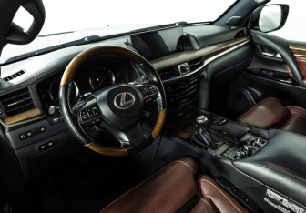 Подержанный автомобиль Lexus LX 2018 года (11 фото)