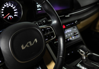 Подержанный автомобиль Kia Carnival 2021 года (19 фото)