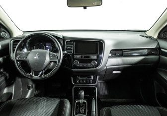 Подержанный автомобиль Mitsubishi Outlander 2019 года (13 фото)