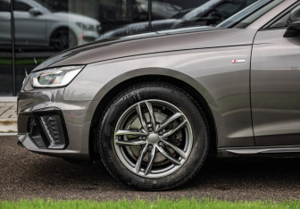 Подержанный автомобиль Audi A4 Sedan 2021 года (10 фото)