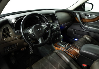Подержанный автомобиль Infiniti QX70 2013 года (11 фото)