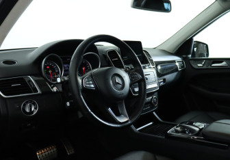 Подержанный автомобиль Mercedes-Benz GLE 2016 года (18 фото)