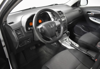 Подержанный автомобиль Toyota Corolla Sedan 2012 года (9 фото)