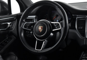 Подержанный автомобиль Porsche Macan 2015 года (15 фото)