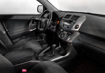 Подержанный автомобиль Toyota RAV4 2010 года (13 фото)