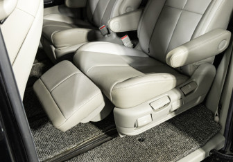 Подержанный автомобиль Kia Carnival 2020 года (15 фото)