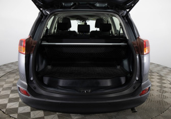 Подержанный автомобиль Toyota RAV4 2013 года (9 фото)