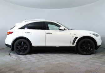 Подержанный автомобиль Infiniti QX70 2013 года (4 фото)