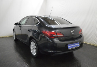 Подержанный автомобиль Opel Astra Sedan 2014 года (7 фото)