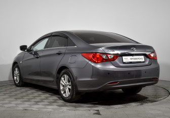 Подержанный автомобиль Hyundai Sonata 2012 года (7 фото)