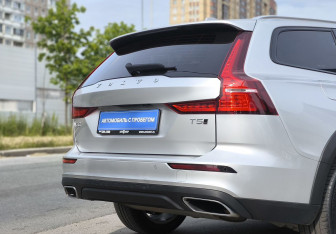 Подержанный автомобиль Volvo V60 Cross Country 2019 года (7 фото)