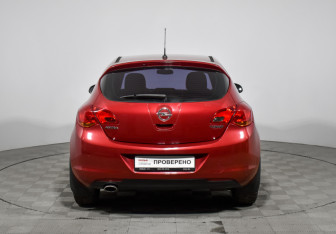 Подержанный автомобиль Opel Astra Hatchback 2011 года (6 фото)