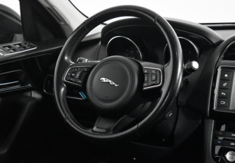 Подержанный автомобиль Jaguar F-Pace 2017 года (15 фото)