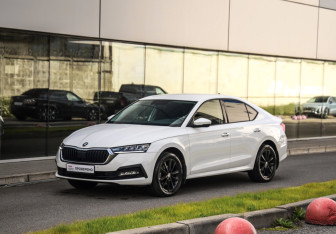 Подержанный автомобиль Skoda Octavia Liftback 2021 года (3 фото)
