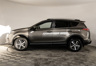 Подержанный автомобиль Toyota RAV4 2017 года (8 фото)