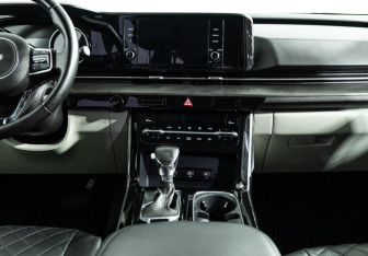 Подержанный автомобиль Kia Carnival 2021 года (14 фото)